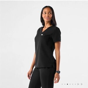 FIGS | Catarina One-Pocket Scrub Top | Black | Medium